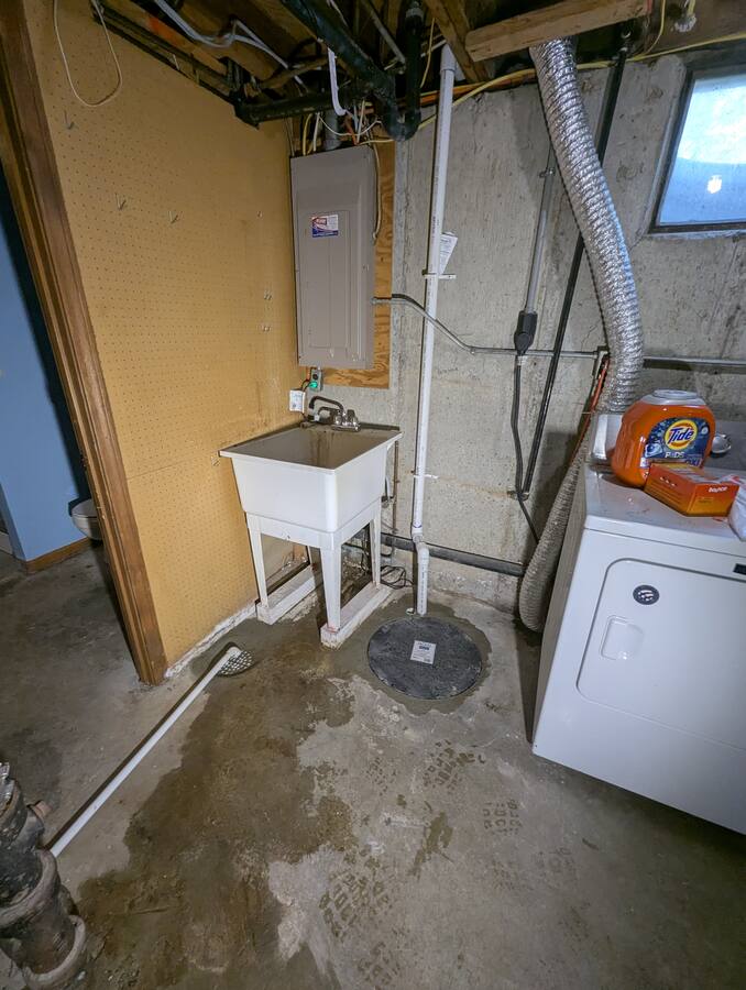 Laundry-area sump with sealed lid and clean discharge piping